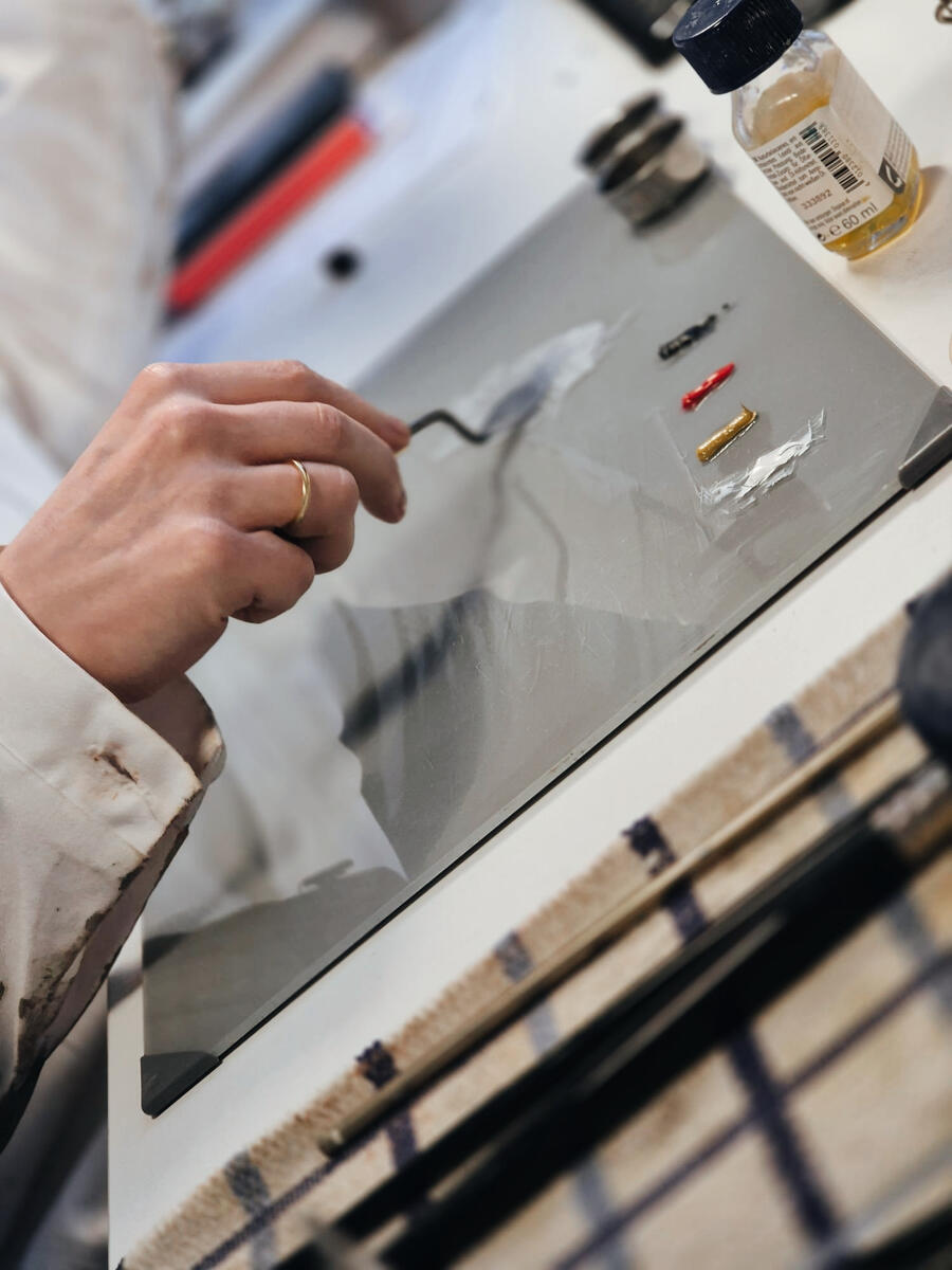 Jakob Emanuel Martinsson - mixing oil paints